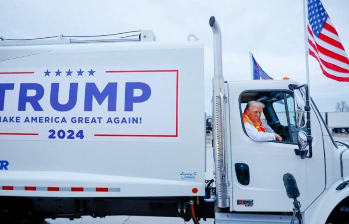 Trump apparaît à bord d’un camion poubelle, après la gaffe de Biden sur ses électeurs