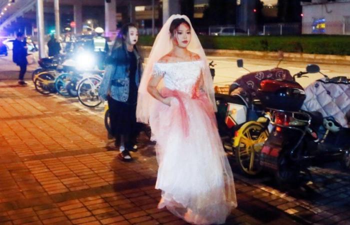 La police de Shanghai réprime les costumes d’Halloween et les fêtards