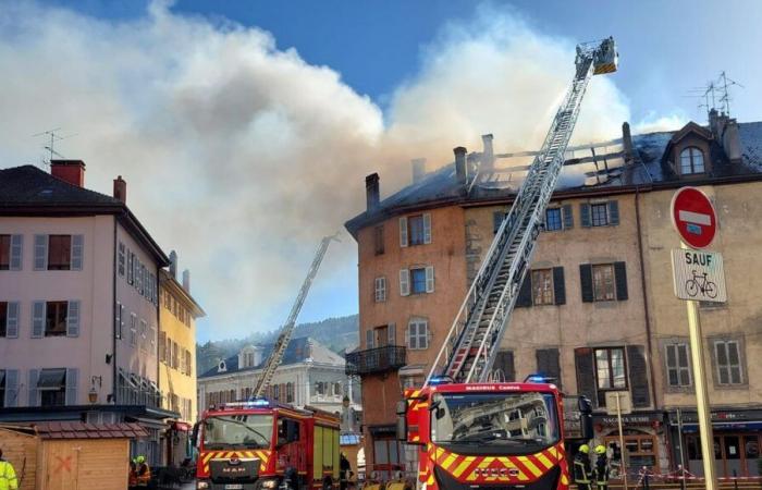 incendie sur la toiture du centre historique d’Annecy, d’importants pompiers sont intervenus