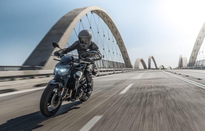 Nouveau – La Kawasaki Z900 2025 gagne une centrale inertielle et un quickshifter