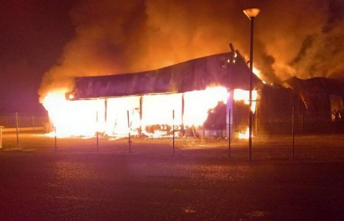 un magasin de meubles entièrement détruit par un incendie