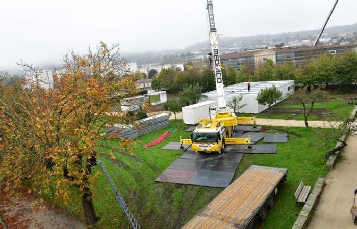 Des salles de classe provisoires en cours d’installation après l’incendie majeur de La Chartreuse à Brives-Charensac