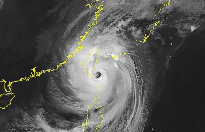 EN IMAGES – Coulées de boue, vagues de 10 mètres… Taïwan frappé par le puissant typhon Kong-rey