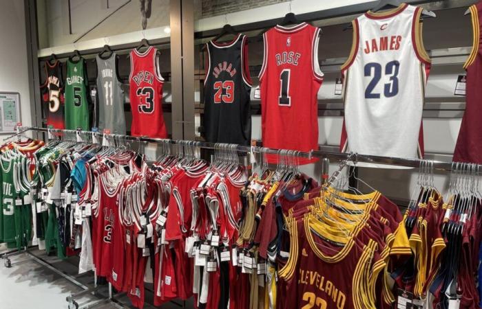 Ces maillots cultes de football et de basket seront vendus au centre commercial Muse à Metz