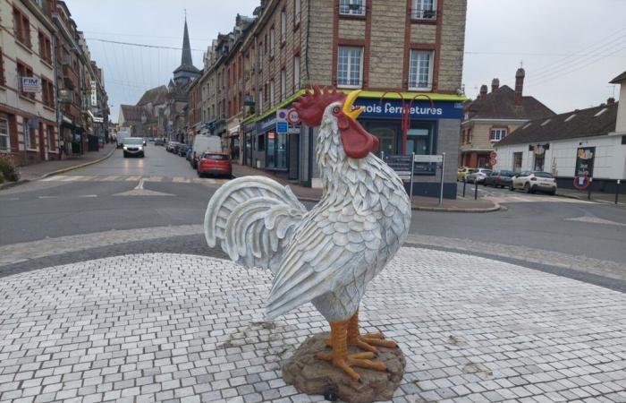 Pourquoi un coq géant a été installé à l’entrée de cette commune de Seine-Maritime