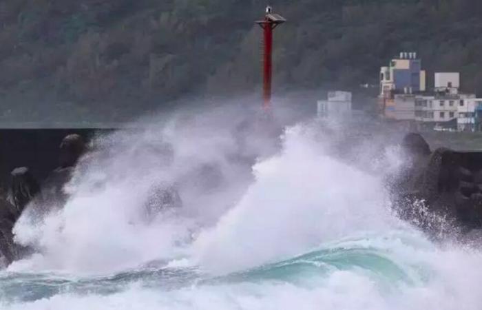 Le puissant typhon Kong-rey fait au moins un mort et 73 blessés