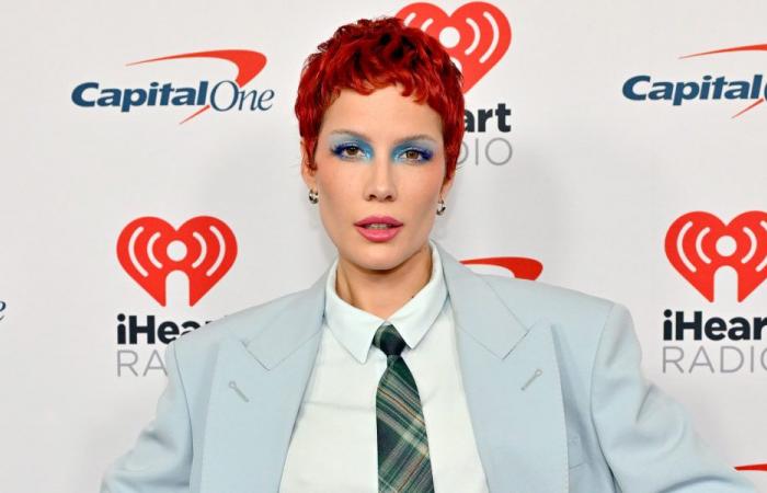 Halsey révèle que la directrice musicale a vu des photos très privées sur son téléphone sans sa permission