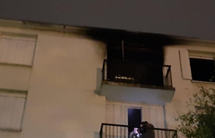 un appartement ravagé par un incendie après une explosion