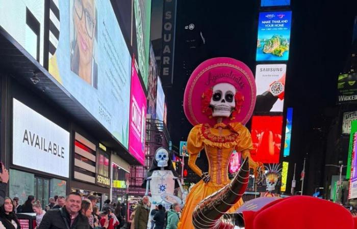 Le squelette emblématique du « Jour des Morts » visite Times Square