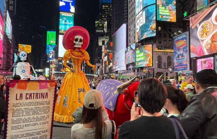 Le squelette emblématique du « Jour des Morts » visite Times Square