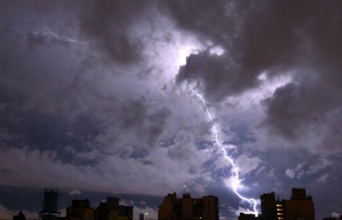 Alerte aux fortes tempêtes et à la grêle dans 11 provinces : les zones touchées