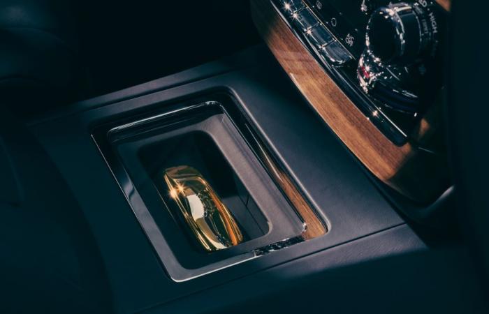 Rolls-Royce a fabriqué une voiture unique inspirée de « Goldfinger » avec des détails en or massif