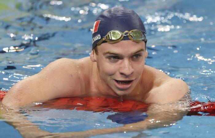 Léon Marchand bat le record du monde du 200 m quatre nages en petit bassin