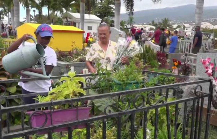 Au cimetière de l’Etang-Saint-Paul, une Toussaint dans la tradition