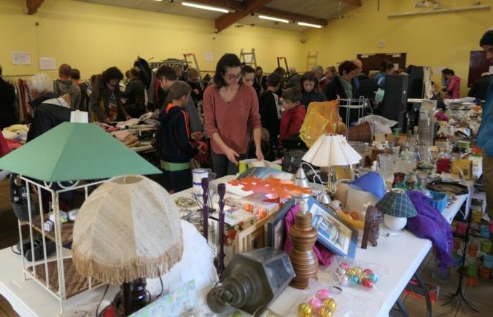 un vide-grenier où tout est gratuit