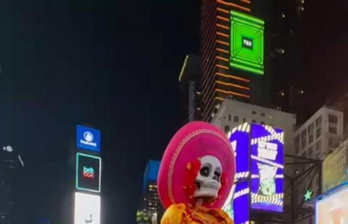 Le squelette emblématique du « Jour des Morts » visite Times Square