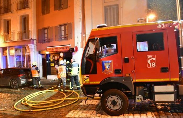 Une épicerie de nuit ravagée par un incendie au Puy-en-Velay