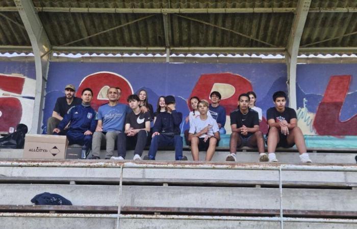 des jeunes ont peint une fresque sur une tribune du stade de Sarlat