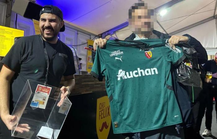 Lors du derby Lens-Lille un supporter du LOSC remporte un maillot de Lens au concours de pronostic sous les huées