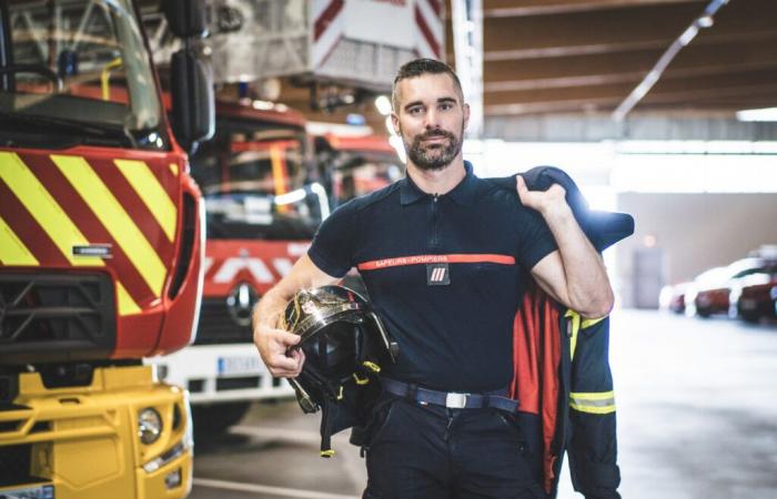 le pompier révèle le poids de l’uniforme dans un livre