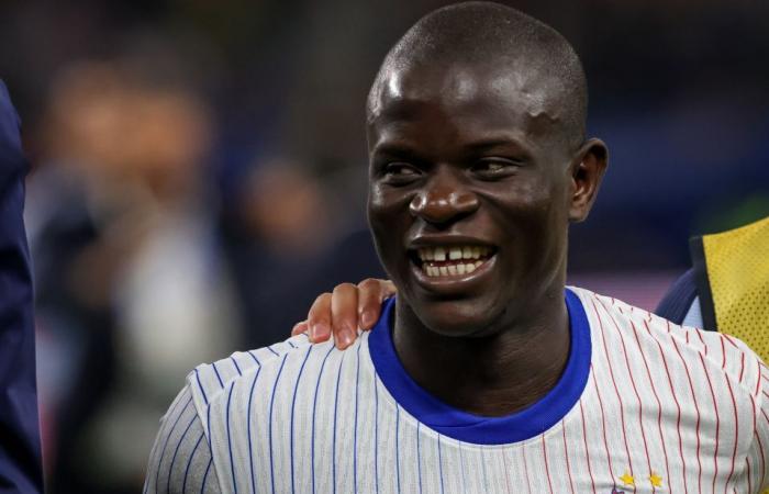 Les images montrent « l’humble » N’Golo Kante nettoyant son terrain après une tactique de retardement des fans alors que l’ex-star de Chelsea montre à nouveau sa classe