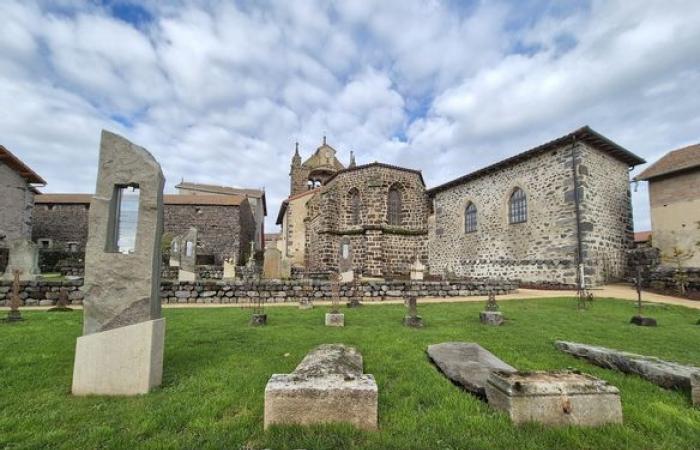 Ce cimetière mêlant mémoire et créativité est une visite incontournable en Haute-Loire