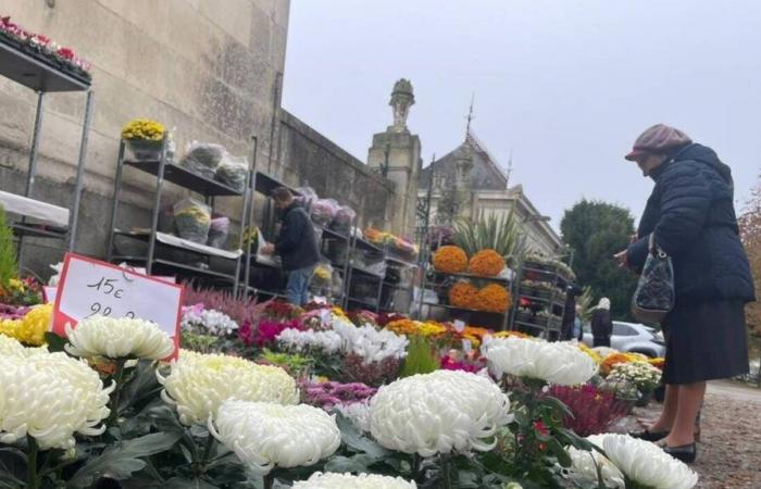 au cimetière de Laval, la foule pour honorer les morts