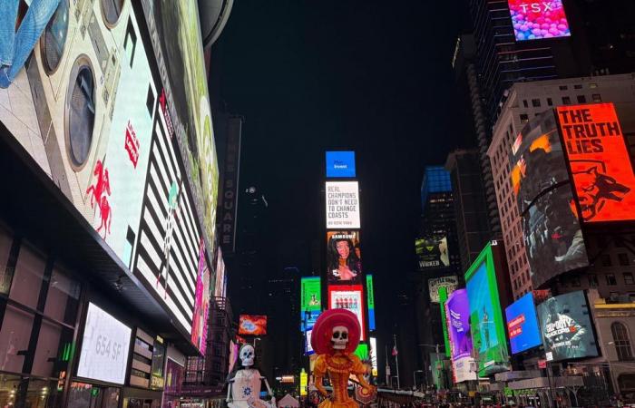 Le squelette emblématique du « Jour des Morts » visite Times Square