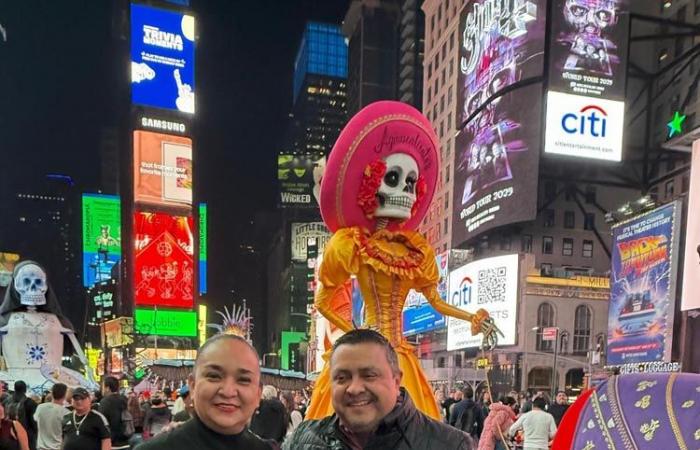 Le squelette emblématique du « Jour des Morts » visite Times Square