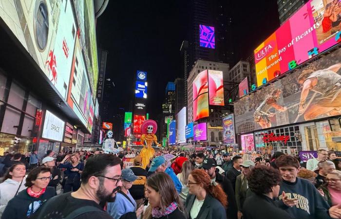 Le squelette emblématique du « Jour des Morts » visite Times Square