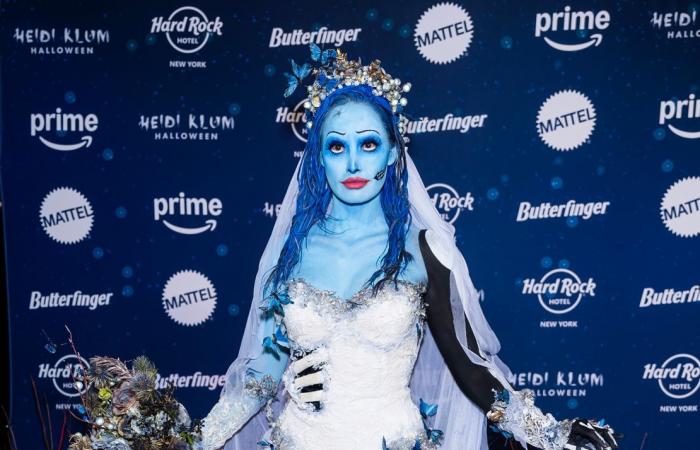 Heidi Klum arrive à la fête d’Halloween 2024 dans un costume ET élaboré