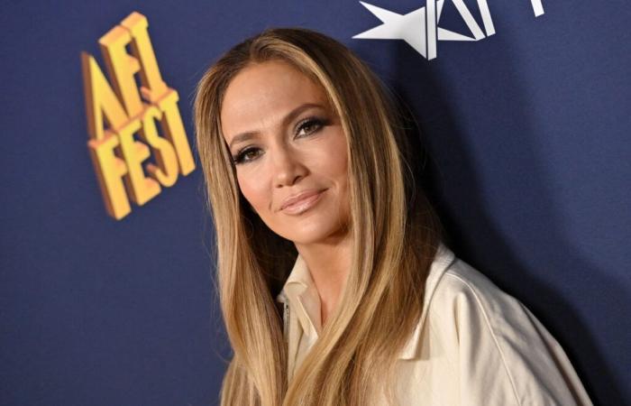 Jennifer Lopez bombardée de questions, elle prend ses jambes autour de son cou