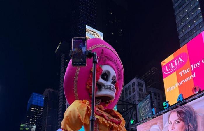 Le squelette emblématique du « Jour des Morts » visite Times Square