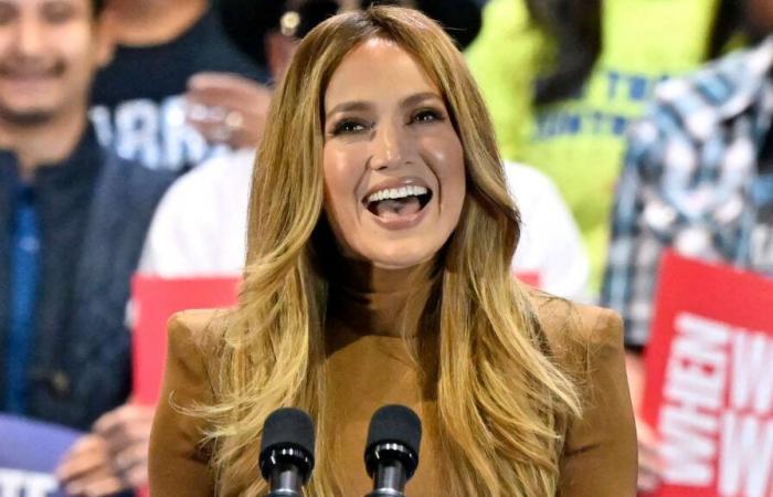 Jennifer Lopez portait une robe latte au rassemblement de Kamala Harris