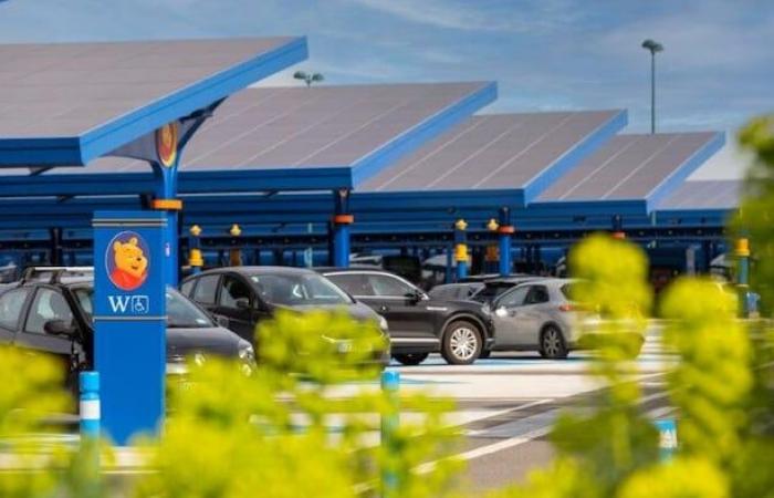 Faut-il installer des panneaux solaires sur les parkings ?