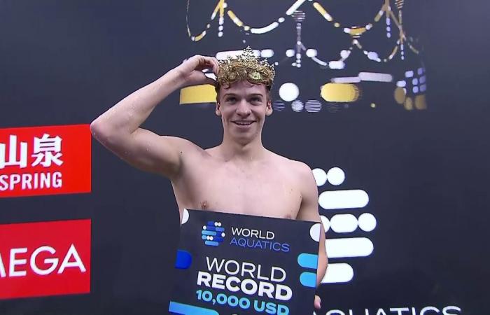 Léon Marchand bat le record du monde du 200 m quatre nages en petit bassin