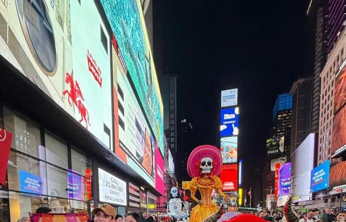 Le squelette emblématique du « Jour des Morts » visite Times Square