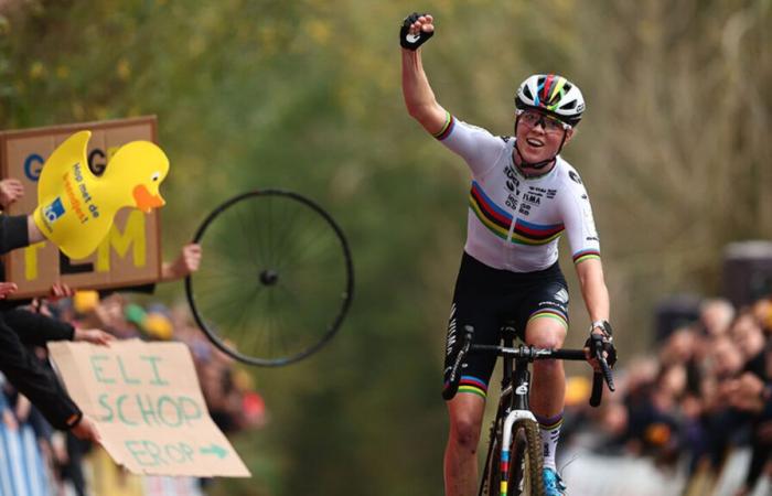 Il y a encore son sourire ! La dominante Fem van Empel se couronne reine du Koppenberg