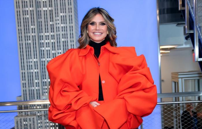 Heidi Klum a hâte de dévoiler son nouveau costume… Kelly Clarkson se transforme en Beetlejuice plus grande que nature…