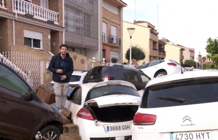 les habitants de Sedavi contraints d’enjamber le « cimetière des voitures » pour rejoindre leur domicile