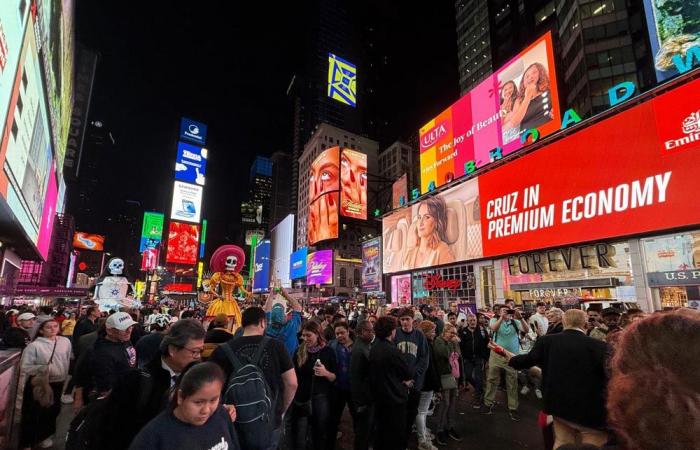 Le squelette emblématique du « Jour des Morts » visite Times Square