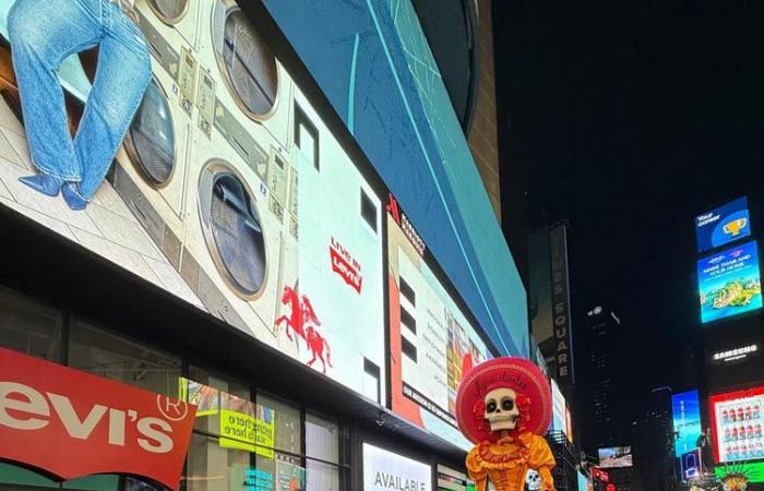 Le squelette emblématique du « Jour des Morts » visite Times Square