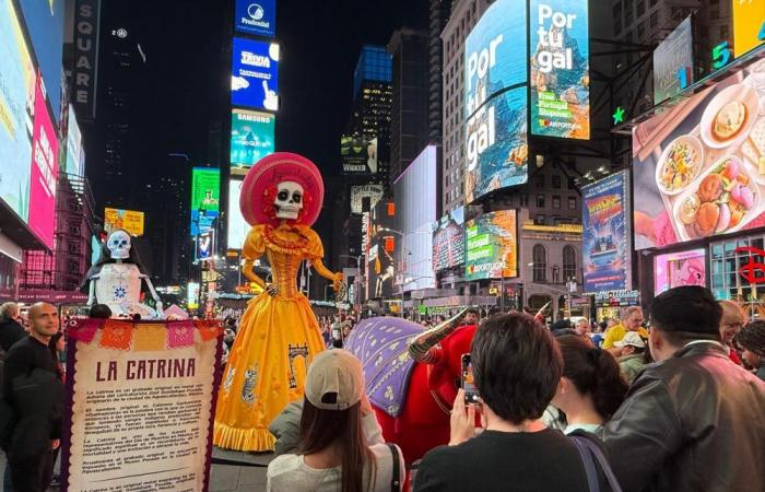 Le squelette emblématique du « Jour des Morts » visite Times Square