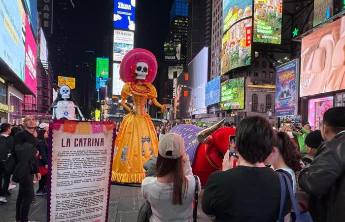 Le squelette emblématique du « Jour des Morts » visite Times Square