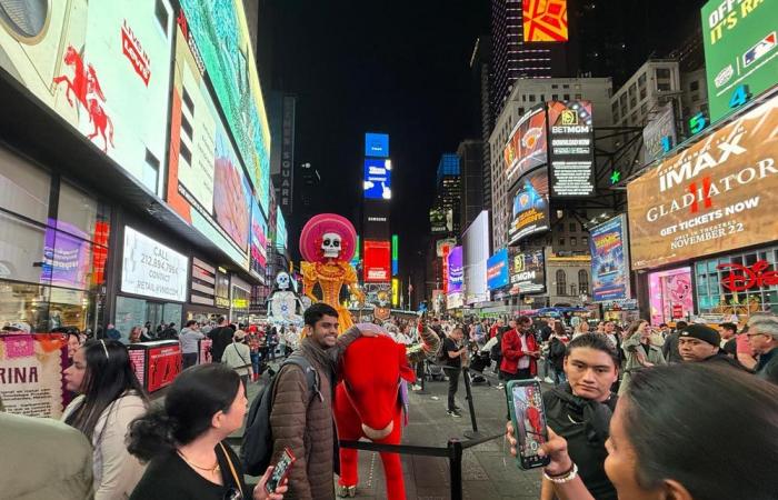 Le squelette emblématique du « Jour des Morts » visite Times Square