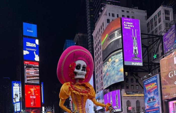 Le squelette emblématique du « Jour des Morts » visite Times Square