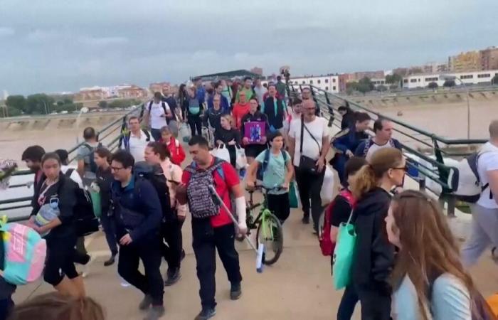 immense élan de solidarité en Espagne après les inondations