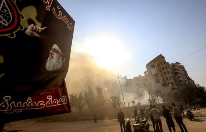 Dans la banlieue sud de Beyrouth, des portraits de « martyrs » flottent sur les ruines.