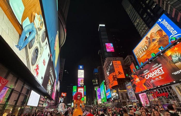 Le squelette emblématique du « Jour des Morts » visite Times Square