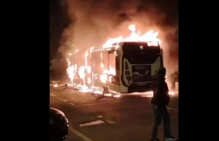 deux bus TCL incendiés, un policier blessé